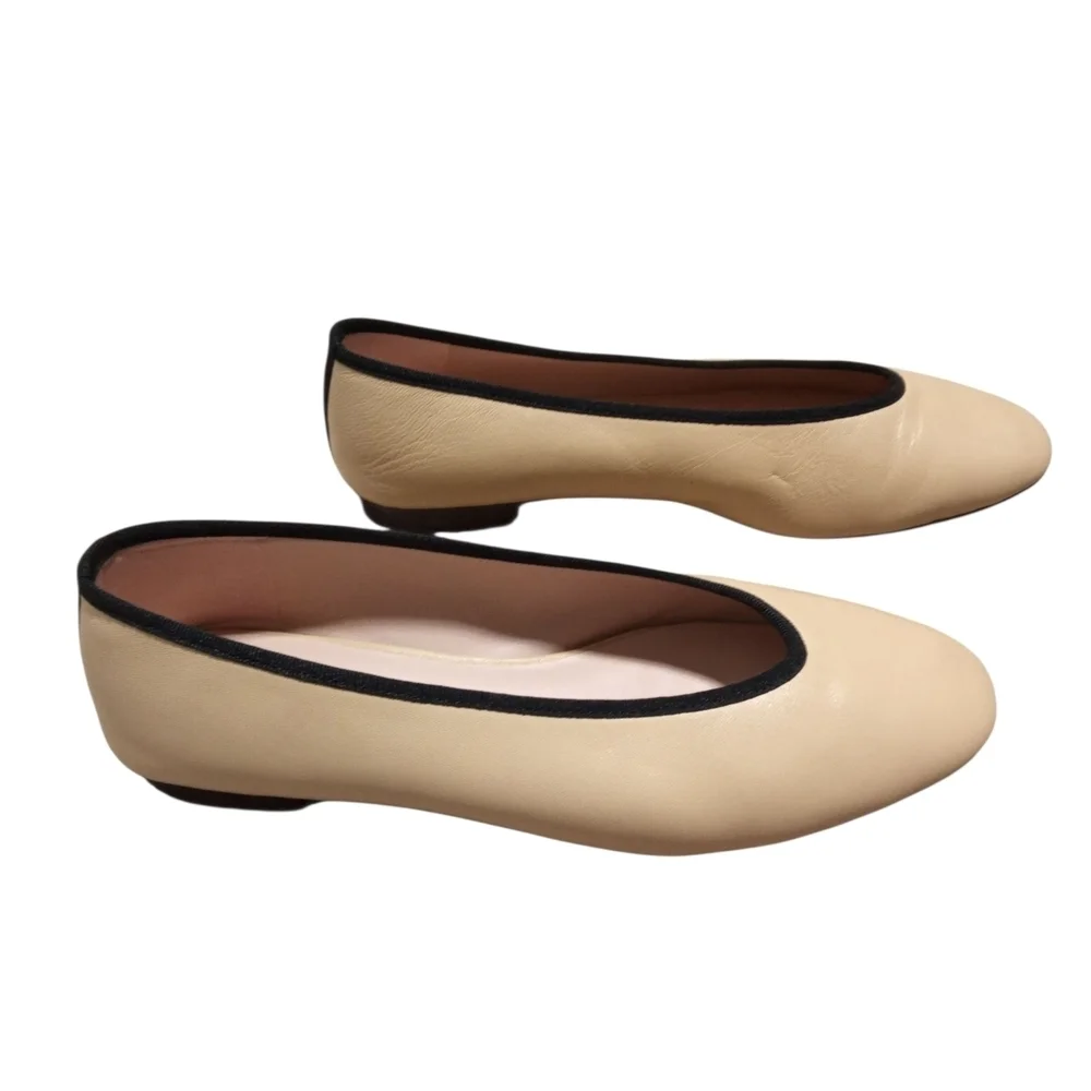Tuckernuck Almond Toe Two Tone Leather Flats Beige Black Trim Classic Chic Sz 8